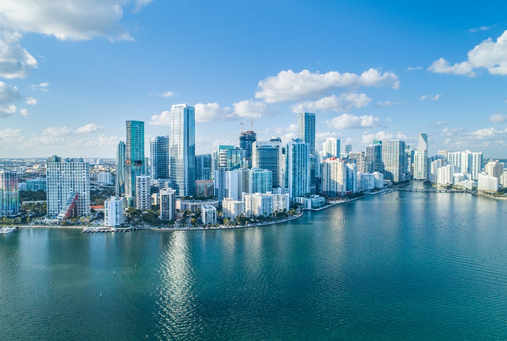 Skyline mit Hochhäusern und Wolkenkratzern, im Vordergrund ein Fluss
